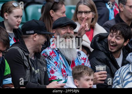 Twickenham, London, Großbritannien. 22. April 2023. Fans des Gallagher Premiership Rugby-Spiels zwischen Harlequins und Bath Rugby im Twickenham Stadium, Twickenham, Großbritannien, am 22. April 2023. Foto: Grant Winter. Nur redaktionelle Verwendung, Lizenz für kommerzielle Verwendung erforderlich. Keine Verwendung bei Wetten, Spielen oder Veröffentlichungen von Clubs/Ligen/Spielern. Kredit: UK Sports Pics Ltd/Alamy Live News Stockfoto