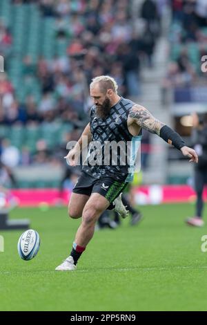 Twickenham, London, Großbritannien. 22. April 2023. Joe Marler aus Harlequins erwärmt sich vor dem Gallagher Premiership Rugby-Spiel zwischen Harlequins und Bath Rugby am 22. April 2023 im Twickenham Stadium, Twickenham, Großbritannien. Foto: Grant Winter. Nur redaktionelle Verwendung, Lizenz für kommerzielle Verwendung erforderlich. Keine Verwendung bei Wetten, Spielen oder Veröffentlichungen von Clubs/Ligen/Spielern. Kredit: UK Sports Pics Ltd/Alamy Live News Stockfoto