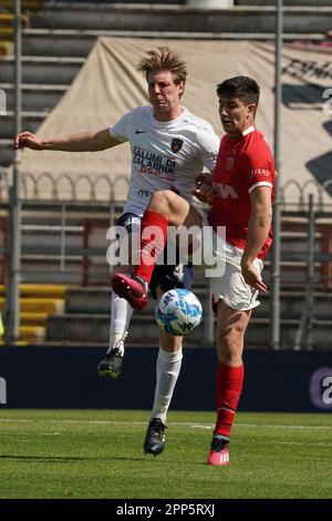 Perugia, Italien. 22. April 2023. Renato Curi Stadion, Perugia, Italien, 22. April 2023, Iannoni edoardo (n.4 perugia calcio)V brescianini marco (n.04 perugia calcio) während AC Perugia vs Cosenza Calcio - italienisches Fußballspiel Serie B Credit: Live Media Publishing Group/Alamy Live News Stockfoto