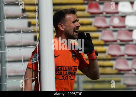 Perugia, Italien. 22. April 2023. Renato Curi Stadion, Perugia, Italien, 22. April 2023, Micai alessandro (n.1 cosenza calcio) während AC Perugia gegen Cosenza Calcio - italienischer Fußball Serie B Spiel Kredit: Live Media Publishing Group/Alamy Live News Stockfoto