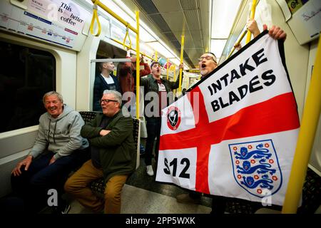 London, Großbritannien. 22. April 2023Sheffield Fans von United spielen beim FA Cup zwischen Manchester City und Sheffield United am Samstag, den 22. April 2023 im Wembley Stadium in London. (Foto: Federico Guerra Maranesi | MI News) Guthaben: MI News & Sport /Alamy Live News Stockfoto