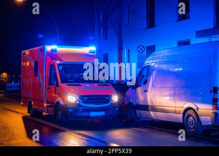 Krankenwagen bei Nacht, Blaulicht, Feuerwehr, berlin, deutschland Stockfoto