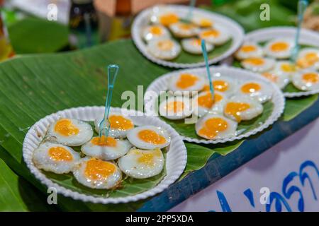 Auf dem Walking Street Market in Pai, Mae Hong Son, Thailand, werden verschiedene Street Food verkauft Stockfoto