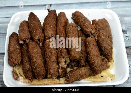 Arabische Küche traditionelle Lebensmittel Rindfleisch Kofta, Kebab und Tarb Kofta, die Hackfleisch in Lammfett Holzkohle verpackt gegrillt und serviert auf Fladenbrot, o Stockfoto
