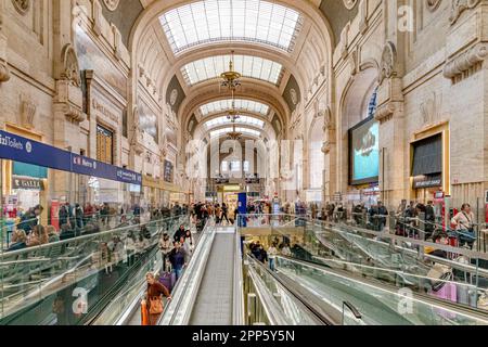 Passagiere auf einer Rolltreppe in der Haupthalle oder galleria Commercial des Mailänder Hauptbahnhofs, Mailand, Italien Stockfoto