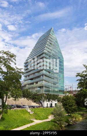 Basel, Schweiz - August 10. 2021: Die St. Der Jakob-Turm wurde von den Architekten Herzog & de Meuron entworfen. Es ist ein berg-Kristall-geformter moderner Multi-Purp Stockfoto