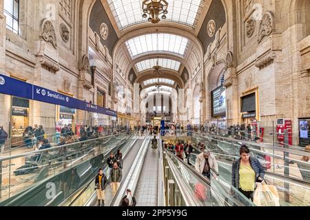 Passagiere auf einer Rolltreppe in der Haupthalle oder galleria Commercial des Mailänder Hauptbahnhofs, Mailand, Italien Stockfoto