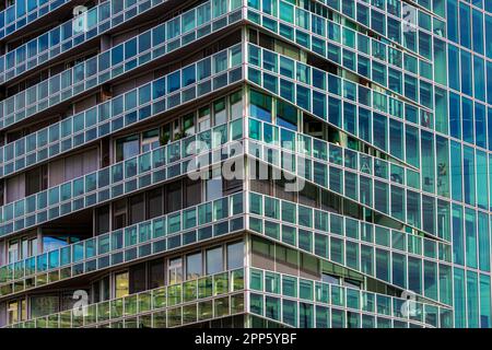 Basel, Schweiz - August 10. 2021: Details zum St. Der Jakob-Turm wurde von den Architekten Herzog & de Meuron entworfen. Es ist ein berg-Kristall in moderner Form Stockfoto