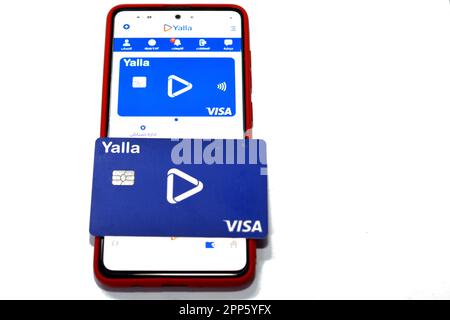 Kairo, Ägypten, April 8 2023: Yalla VISA Card of Egypt posten auf einem Handy mit Yalla Super-Anwendung geöffnet, e Business, kaufen, bezahlen, online Stockfoto