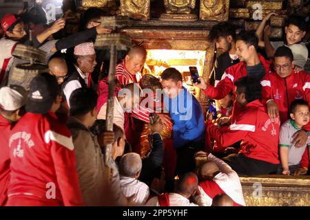 Lalitpur, Nepal. 21. April 2023. Die Priester tragen ein Idol der Gottheit „Rato Machhindranath“, während sie am 21. April 2023 in Lalitpur, Nepal, eine einmonatige Wagenprozession beginnen. (Foto: Abhishek Maharjan/Sipa USA) Guthaben: SIPA USA/Alamy Live News Stockfoto