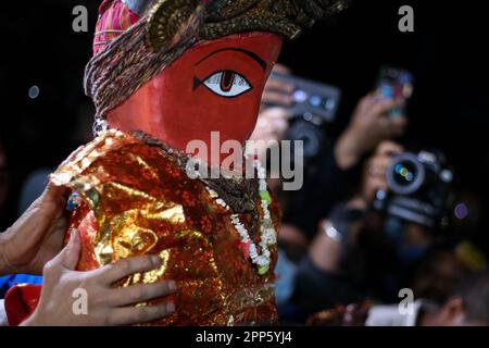 Lalitpur, Nepal. 21. April 2023. Die Priester tragen ein Idol der Gottheit „Rato Machhindranath“ in Richtung des Wagens, um am 21. April 2023 in Lalitpur, Nepal, ein einmonatiges Wagenprozessionsfestival zu beginnen. (Foto: Abhishek Maharjan/Sipa USA) Guthaben: SIPA USA/Alamy Live News Stockfoto