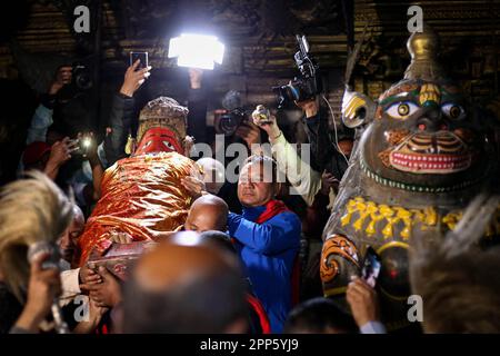 Lalitpur, Nepal. 21. April 2023. Die Priester tragen ein Idol der Gottheit „Rato Machhindranath“ in Richtung des Wagens, um am 21. April 2023 in Lalitpur, Nepal, ein einmonatiges Wagenprozessionsfestival zu beginnen. (Foto: Abhishek Maharjan/Sipa USA) Guthaben: SIPA USA/Alamy Live News Stockfoto