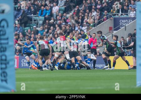 Twickenham, London, Großbritannien. 22. April 2023. Allgemeiner Überblick über die Aktion während des Rugby-Spiels der Gallagher-Ministerpräsidentin zwischen Harlequins und Bath Rugby im Twickenham Stadium, Twickenham, Vereinigtes Königreich, am 22. April 2023. Foto: Grant Winter. Nur redaktionelle Verwendung, Lizenz für kommerzielle Verwendung erforderlich. Keine Verwendung bei Wetten, Spielen oder Veröffentlichungen von Clubs/Ligen/Spielern. Kredit: UK Sports Pics Ltd/Alamy Live News Stockfoto