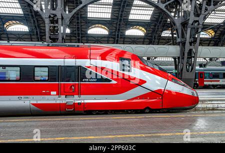 Ein Hochgeschwindigkeitszug Trenitalia Frecciarossa 1000 am Hauptbahnhof Mailand, Italien Stockfoto