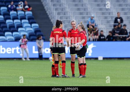 Sydney, Australien. 22. April 2023. Schiedsrichter schütteln vor dem Spiel zwischen Sydney und Victory am 22. April 2023 im Allianz Stadium in Sydney, Australien, die Hand. Kredit: IOIO IMAGES/Alamy Live News Stockfoto