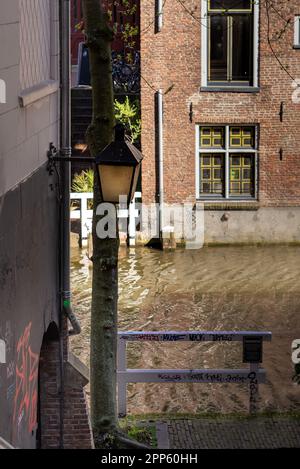 02. April 2023, Utrecht, Niederlande, traditionelle holländische Gebäude und Blick auf die schönen Kanäle der Stadt Utrecht, Provinz Utrecht Stockfoto