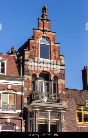 02. April 2023, Utrecht, Niederlande, traditionelle holländische Gebäude und Blick auf die schönen Kanäle der Stadt Utrecht, Provinz Utrecht Stockfoto