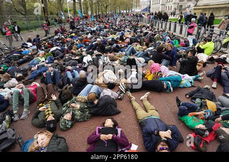 Ausrottung der Rebellion-Demonstranten in London, an dem zweiten Tag der viertägigen Aktion der Umweltaktionsgruppe, die sie "der große" genannt haben. Foto: Samstag, 22. April 2023. Stockfoto