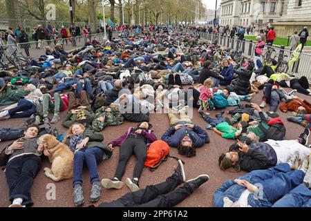 Ausrottung der Rebellion-Demonstranten in London, an dem zweiten Tag der viertägigen Aktion der Umweltaktionsgruppe, die sie "der große" genannt haben. Foto: Samstag, 22. April 2023. Stockfoto