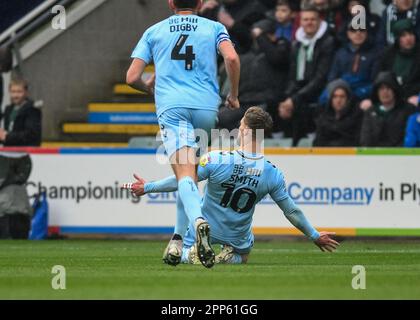 Sam Smith #10 von Cambridge United trifft beim Sky Bet League 1 Spiel Plymouth Argyle gegen Cambridge United im Home Park, Plymouth, Großbritannien, 22. April 2023 (Foto von Stan Kasala/News Images) auf 1-1 Punkte Stockfoto