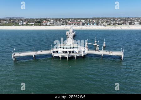 Eine Luftaufnahme des Belmont Veterans Memorial Pier, Sonntag, 9. April 2023, in Long Beach, Kalif. Stockfoto