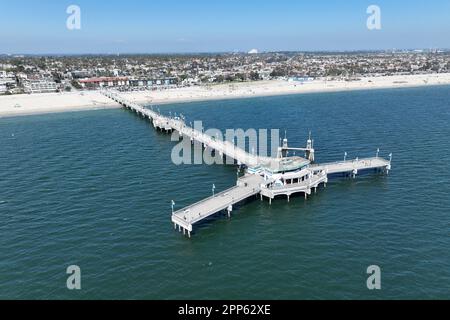 Eine Luftaufnahme des Belmont Veterans Memorial Pier, Sonntag, 9. April 2023, in Long Beach, Kalif. Stockfoto