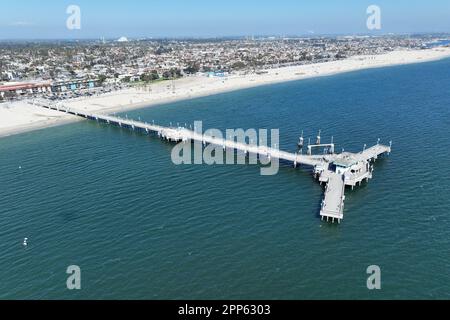 Eine Luftaufnahme des Belmont Veterans Memorial Pier, Sonntag, 9. April 2023, in Long Beach, Kalif. Stockfoto