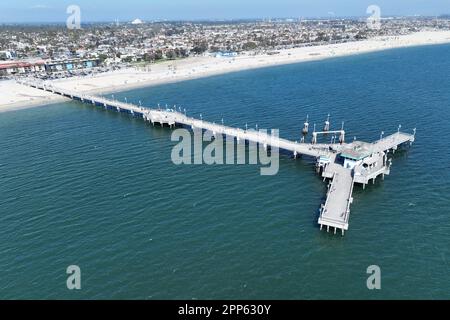 Eine Luftaufnahme des Belmont Veterans Memorial Pier, Sonntag, 9. April 2023, in Long Beach, Kalif. Stockfoto