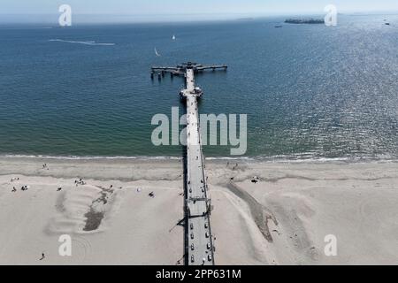 Eine Luftaufnahme des Belmont Veterans Memorial Pier, Sonntag, 9. April 2023, in Long Beach, Kalif. Stockfoto