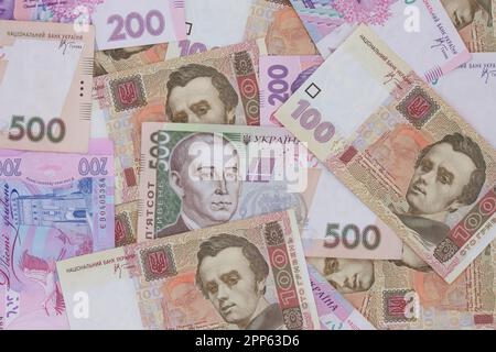 Ukrainische Währung: Ein Haufen hundert, zweihundert und fünfhundert hrivnya-Banknoten Stockfoto