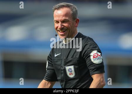 Schiedsrichter Keith Stroud beim Sky Bet Championship-Spiel Birmingham City gegen Blackpool in St Andrews, Birmingham, Großbritannien, 22. April 2023 (Foto: Gareth Evans/News Images) Stockfoto