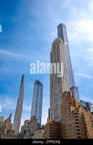 New York, NY - USA - 14. April 2023 Vertikale Ansicht vom Central Park südlich der superhohen Wolkenkratzer, des Central Park Tower, des Steinway Tower und Stockfoto