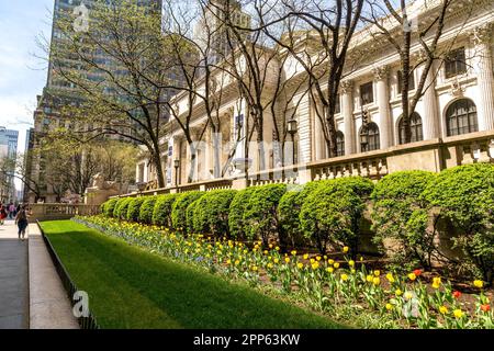New York, NY - USA - 14. April 2023 das historische Stephen A. Schwarzman Building, auch bekannt als Main Branch, oder die New York Public Library, der Flagsh Stockfoto
