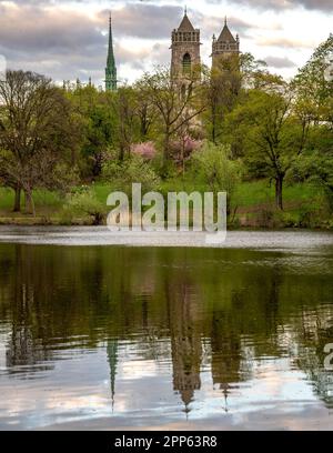 Newark, NJ - USA - 17. April 2023 Vertikale Ansicht der im Stil der französischen Gotik erbauten Kathedrale Basilika des Heiligen Herzens, von Branch Brook Par Stockfoto