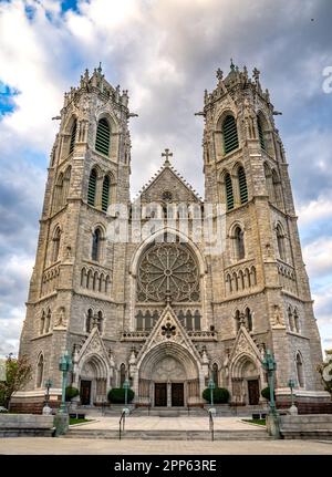 Newark, NJ - USA - 17. April 2023 Vertikale Ansicht der im Stil der französischen Gotik erbauten Kathedrale Basilika des Heiligen Herzens, Sitz des römischen Katheters Stockfoto