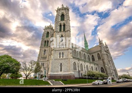 Newark, NJ - USA - 17. April 2023 Horizontale Ansicht der im Stil der französischen Gotik erbauten Kathedrale Basilika des Heiligen Herzens, Sitz der römischen Kirche Ca Stockfoto