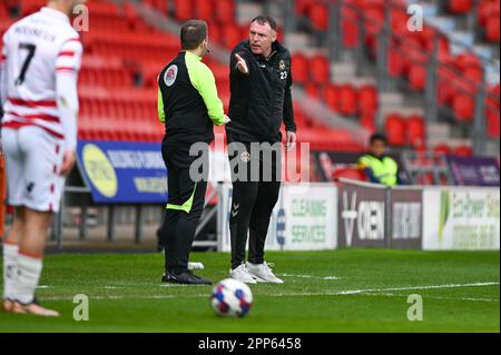 Graham Coughlan, Manager von Newport County, fordert die Offiziellen während des Sky Bet League 2-Spiels Doncaster Rovers gegen Newport County im Keepmoat Stadium, Doncaster, Großbritannien, 22. April 2023 (Foto von Craig Cresswell/News Images) in, am 4./22. April 2023. (Foto: Craig Cresswell/News Images/Sipa USA) Kredit: SIPA USA/Alamy Live News Stockfoto