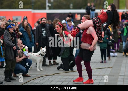 Edinburgh Scotland, Vereinigtes Königreich, 22. April 2023. Darsteller des Beltane Fire Festival on the Mound, um die Massen zu unterhalten und das Festival zu bewerben, das am 30. April 2023 auf Calton Hill stattfindet. Live-Nachrichten von sst/alamy Stockfoto