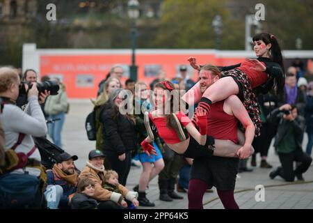 Edinburgh Scotland, Vereinigtes Königreich, 22. April 2023. Darsteller des Beltane Fire Festival on the Mound, um die Massen zu unterhalten und das Festival zu bewerben, das am 30. April 2023 auf Calton Hill stattfindet. Live-Nachrichten von sst/alamy Stockfoto