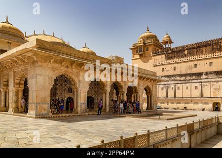 Das bernsteinfarbene Fort wird von warmem Licht der aufgehenden Sonne beleuchtet und spiegelt sich im See wider. Berühmtes Wahrzeichen von Rajasthan Stockfoto
