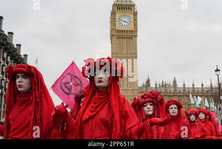 Mitglieder der Roten Rebellenbrigade nehmen an dem zweiten Tag der viertägigen Aktion der Umweltschutzgruppe, die sie "die große" nannten, an den Aussterbenden Rebellion-Demonstranten in Westminster, London, Teil. Foto: Samstag, 22. April 2023. Stockfoto