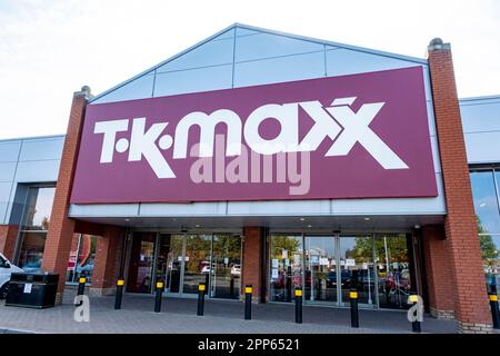 Nahaufnahme des T.S.A. Maxx-Ladenschilds in Großbritannien Stockfoto