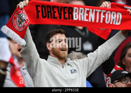 London, Großbritannien. 22. April 2023London, Großbritannien. 22. April 2023. Brentford-Unterstützer mit voller Stimme beim Premier League-Spiel zwischen Brentford und Aston Villa am 22. April 2023 im GTECH Community Stadium, London, England. Foto von Phil Hutchinson. Nur redaktionelle Verwendung, Lizenz für kommerzielle Verwendung erforderlich. Keine Verwendung bei Wetten, Spielen oder Veröffentlichungen von Clubs/Ligen/Spielern. Kredit: UK Sports Pics Ltd/Alamy Live News Stockfoto