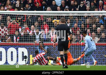 London, Großbritannien. 22. April 2023London, Großbritannien. 22. April 2023. Ivan Toney vom FC Brentford tritt in der ersten Hälfte des Premier League-Spiels zwischen Brentford und Aston Villa am 22. April 2023 im GTECH Community Stadium in London, England, knapp an. Foto von Phil Hutchinson. Nur redaktionelle Verwendung, Lizenz für kommerzielle Verwendung erforderlich. Keine Verwendung bei Wetten, Spielen oder Veröffentlichungen von Clubs/Ligen/Spielern. Kredit: UK Sports Pics Ltd/Alamy Live News Stockfoto