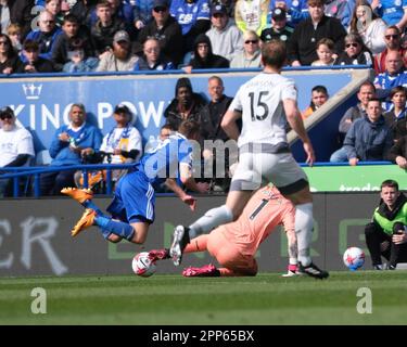 King Power Stadium, Leicester, Großbritannien. 22. April 2023. Premier League Football, Leicester City gegen Wolverhampton Wanderers; Jose Sa von Wolverhampton Wanderers rutscht und schikaniert Jamie Vardy aus Leicester City für einen Penalty-Kick Credit: Action Plus Sports/Alamy Live News Stockfoto