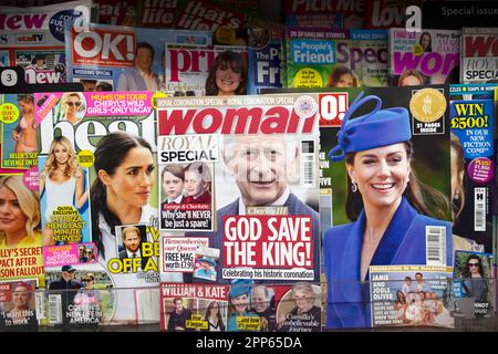 King Charles III., Meghan Duchess of Sussex, Kate Princess of Wales auf Titelseite der Magazine im Magazinenregal am 22. April 2023 in Großbritannien Stockfoto