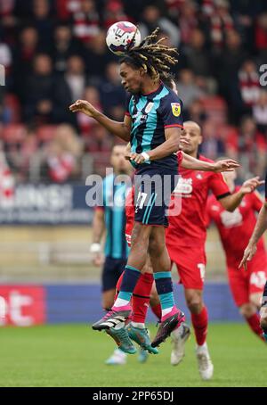 Crewe Alexandras Tariq Uwakwe leitet den Ball während des Spiels Sky Bet League Two in Brisbane Road, London. Foto: Samstag, 22. April 2023. Stockfoto