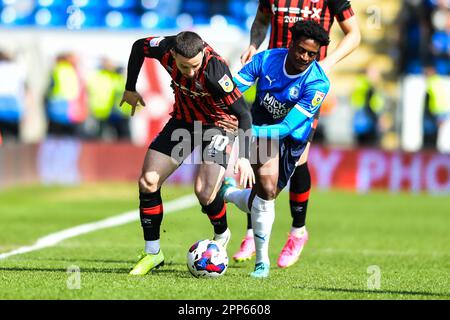 Peterborough, Großbritannien. 22. April 2023Conor Chaplin (10 Ipswich Town), herausgefordert von Nathanael Ogbeta (15 Peterborough United) während des Spiels der Sky Bet League 1 zwischen Peterborough und Ipswich Town in der London Road, Peterborough, am Samstag, den 22. April 2023. (Foto: Kevin Hodgson | MI News) Guthaben: MI News & Sport /Alamy Live News Stockfoto