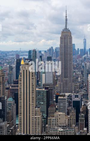Blick auf die Skyline von Manhattan vom Observatorium auf dem Rockefeller Center in New York, NY, USA am 21. August 2022. Stockfoto