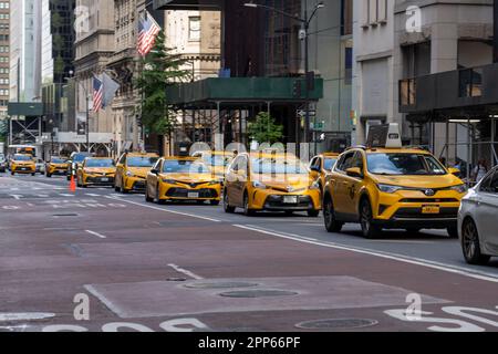 Gelbe Taxis auf der Straße in der Innenstadt von New York City, NY, USA, 21. August 2022. Stockfoto